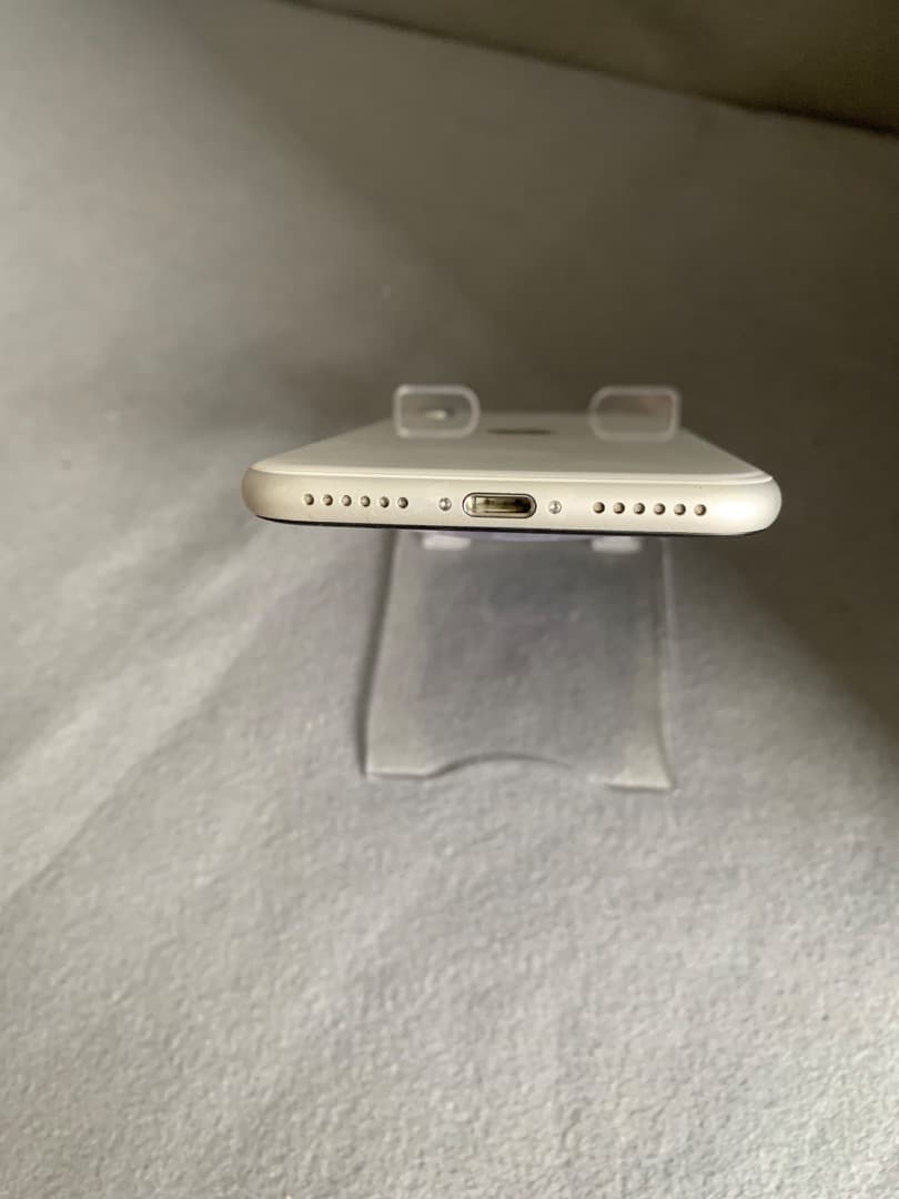 超美品　国内版　SIMフリー　iPhoneSE　第二世代　64GB ホワイト色