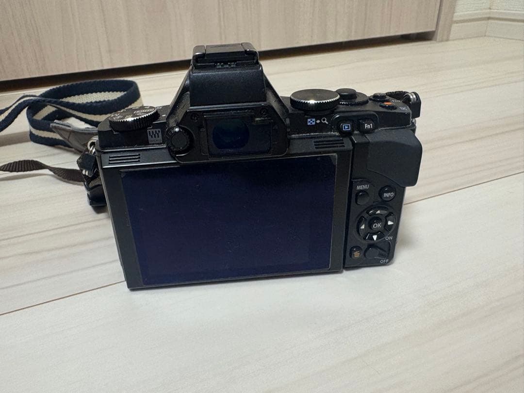OLYMPUS OM-D EM1ミラーレス一眼カメラ（レンズ2本バッテリー2つ）
