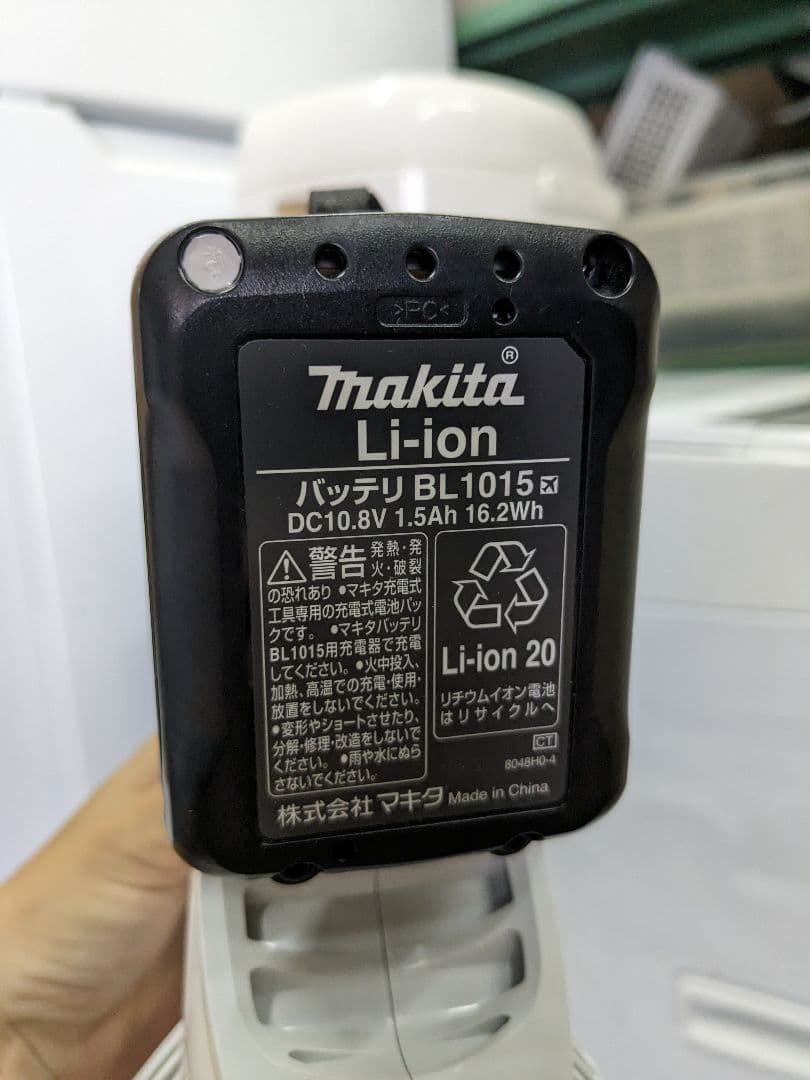 Akinori kawai　マキタ　コードレス掃除機　CL108FD