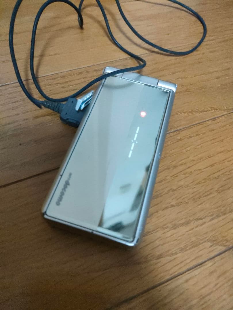docomo P-01E シャインゴールド 本体　充電ケーブルつき