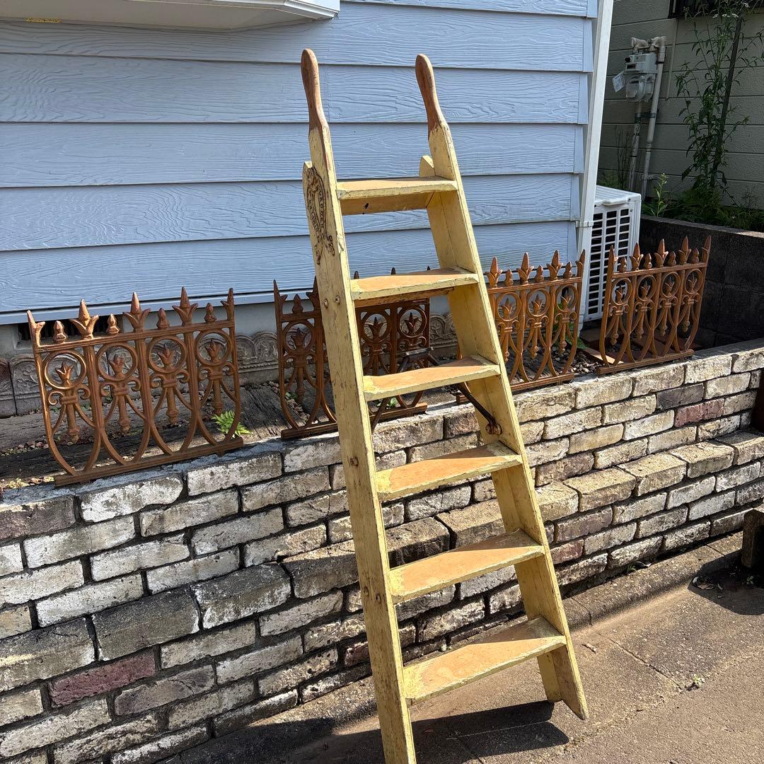 ステップラダー　アンティーク　飾り棚
