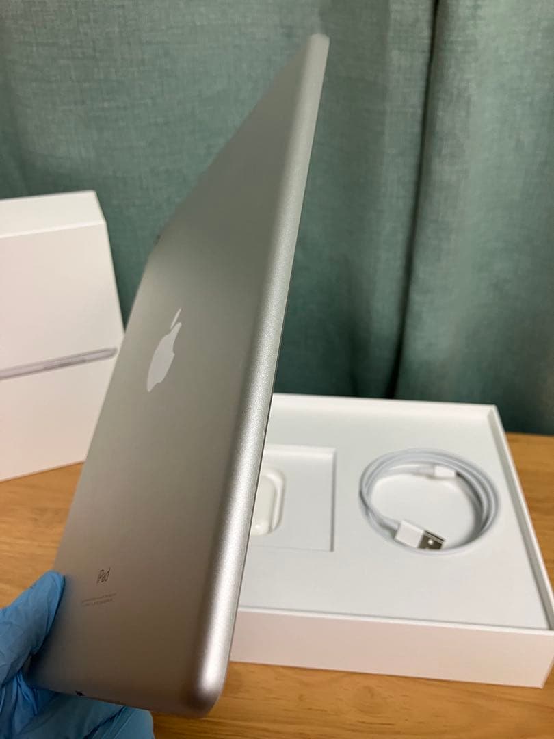 【美品】第6世代　iPad シルバー　Wi-Fi 32GB シートシール付