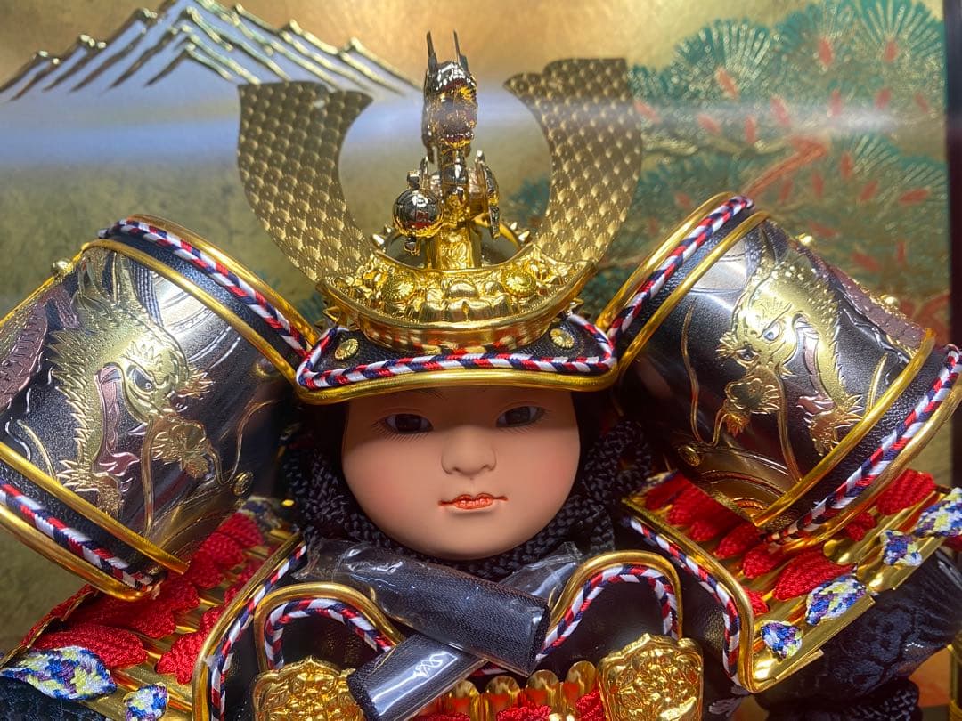 東京久月　五月人形　家紋付き若大将飾りオルゴール付六角ガラスケース入