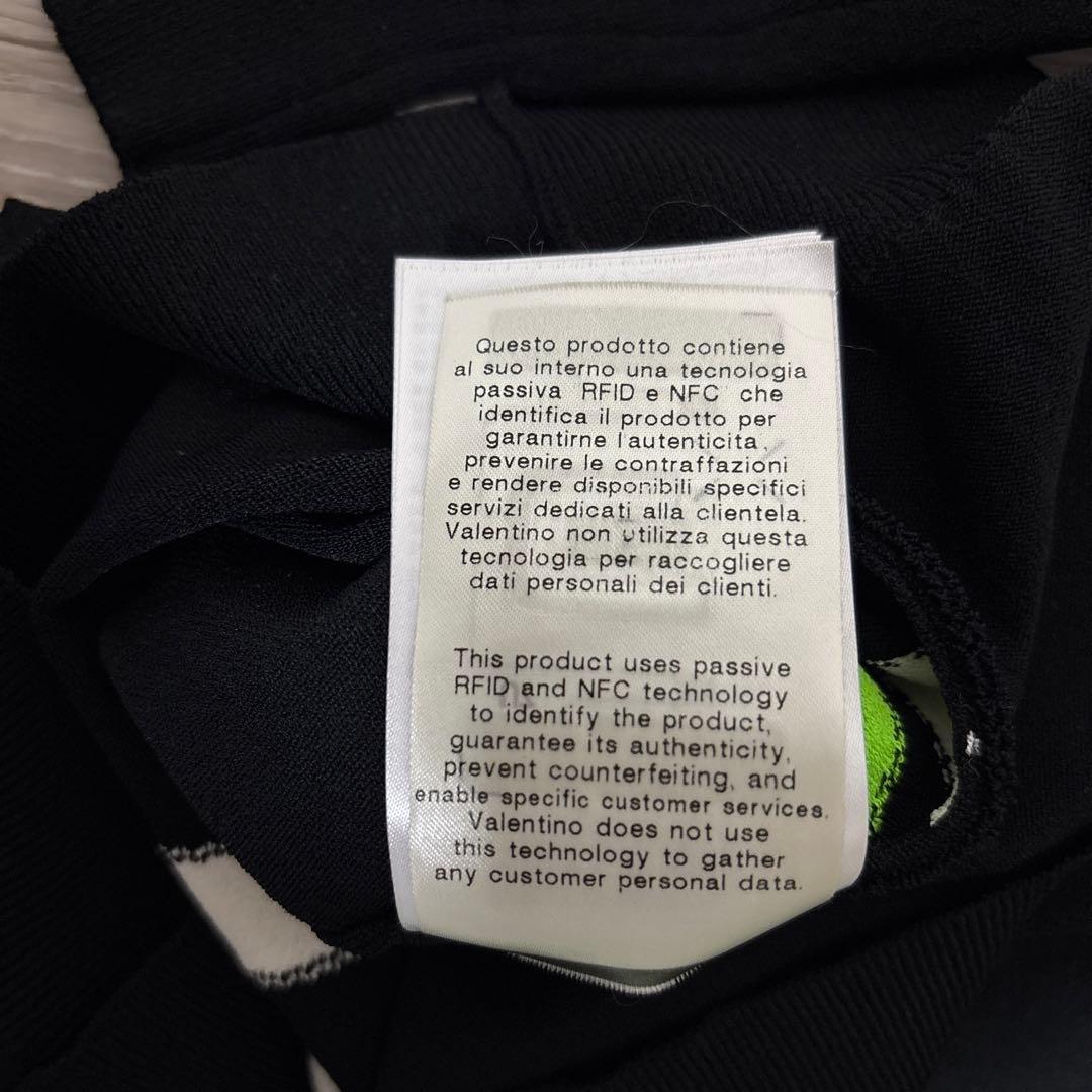 VALENTINO ブラック ネオングリーン Vロゴ