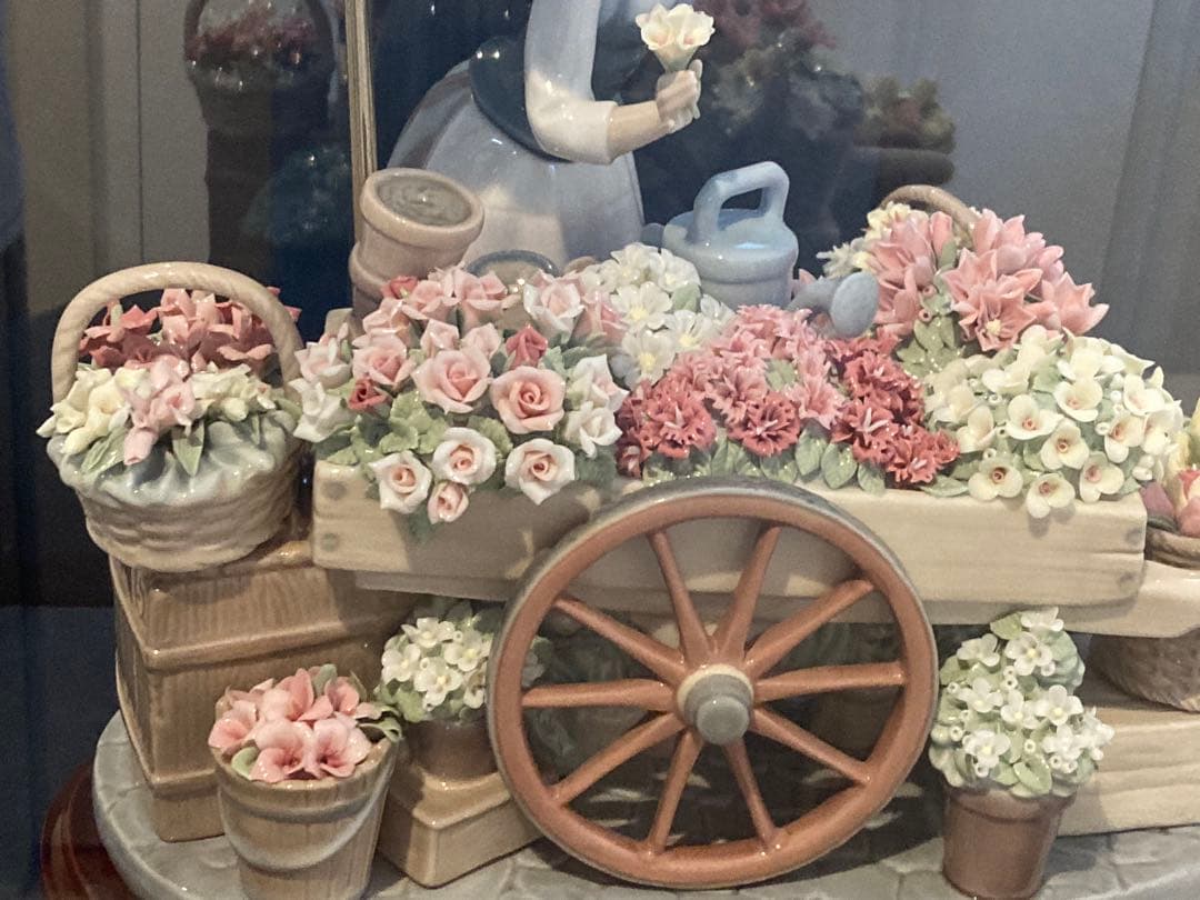 限定値下げ　美品　LLADRO 「公園通りの花屋さん」公式ガラスケース・木製台座