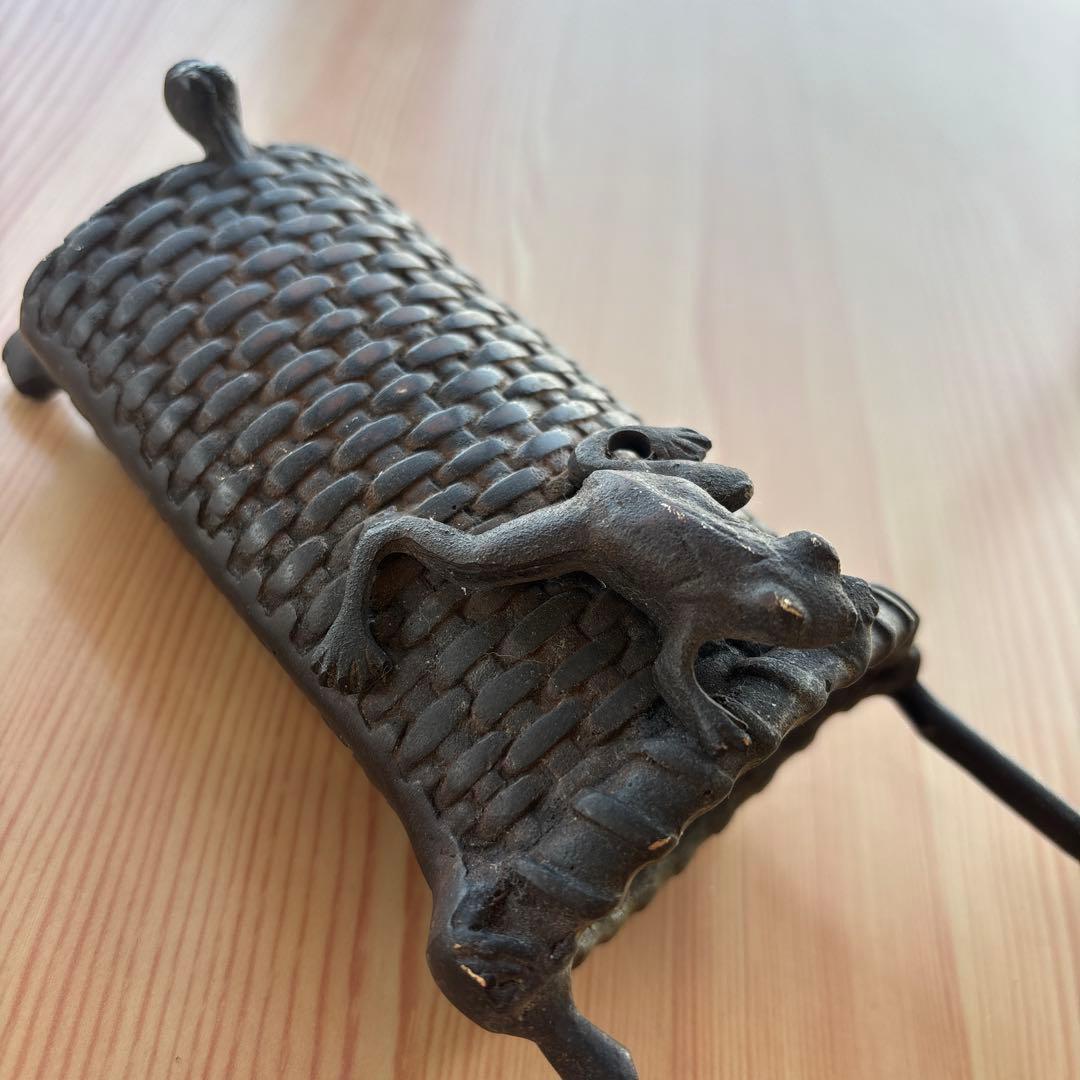 銅の竹籠風　蛙付の花入