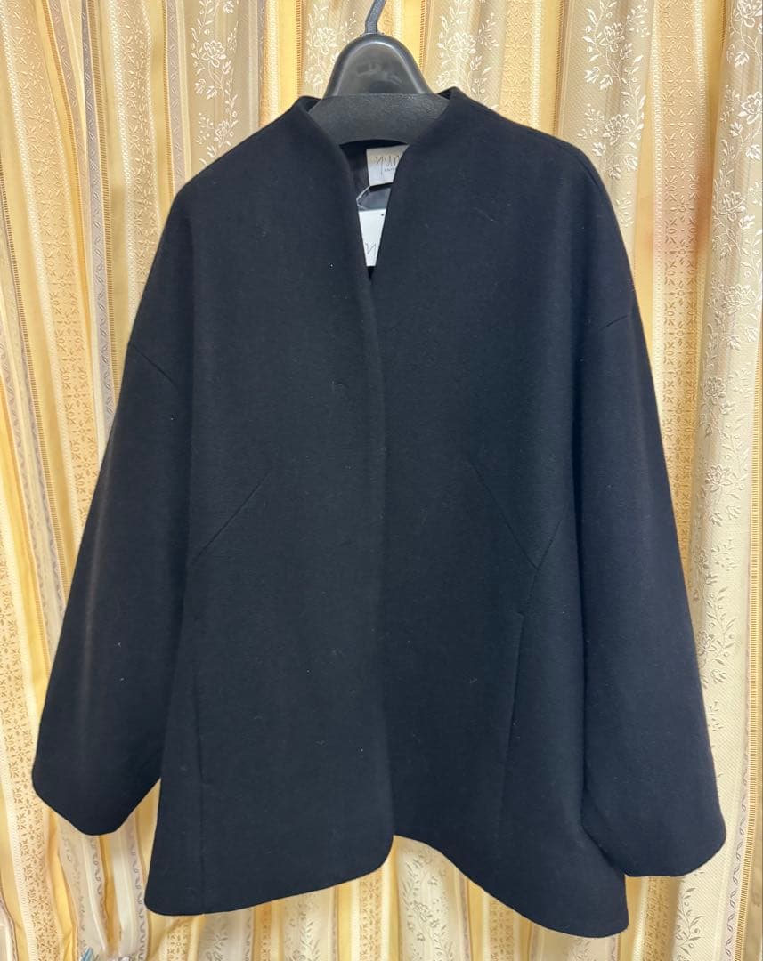 yuniノーカラーコート　ウールスーパー100 ブラック ミドル