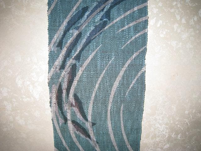 型染めのタベストリー「渓流」  掛け軸　黒魚