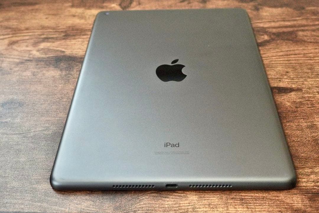 iPad 第7世代 WiFiモデル 32GBカバー付き