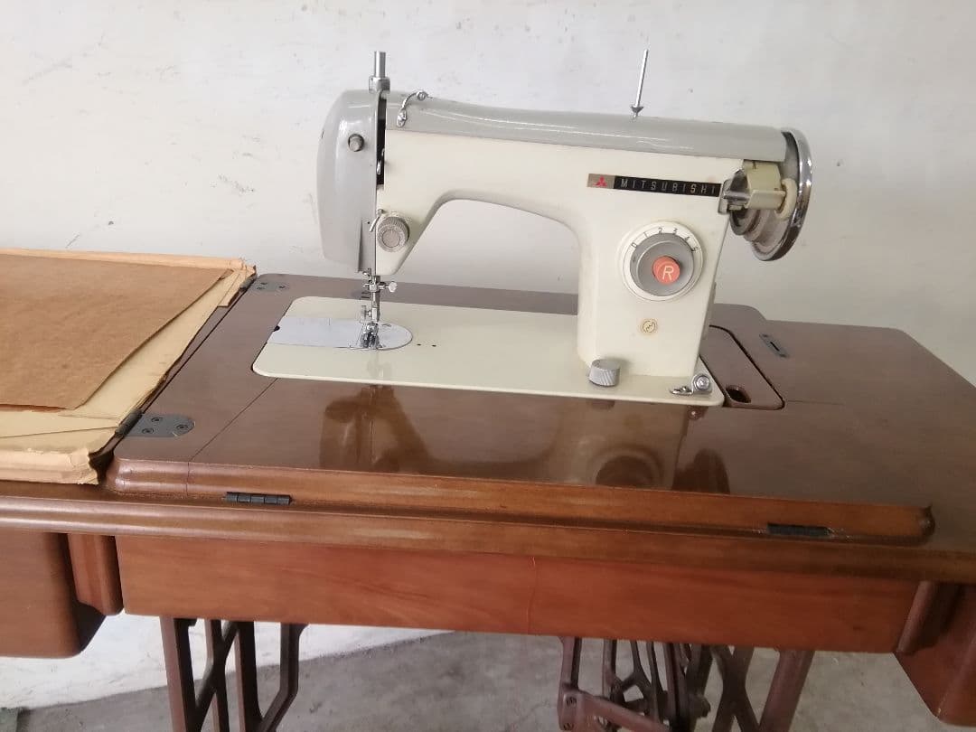 足踏みミシン/MITSUBISHI　　 テーブルその他の木製の部分は新品同様、