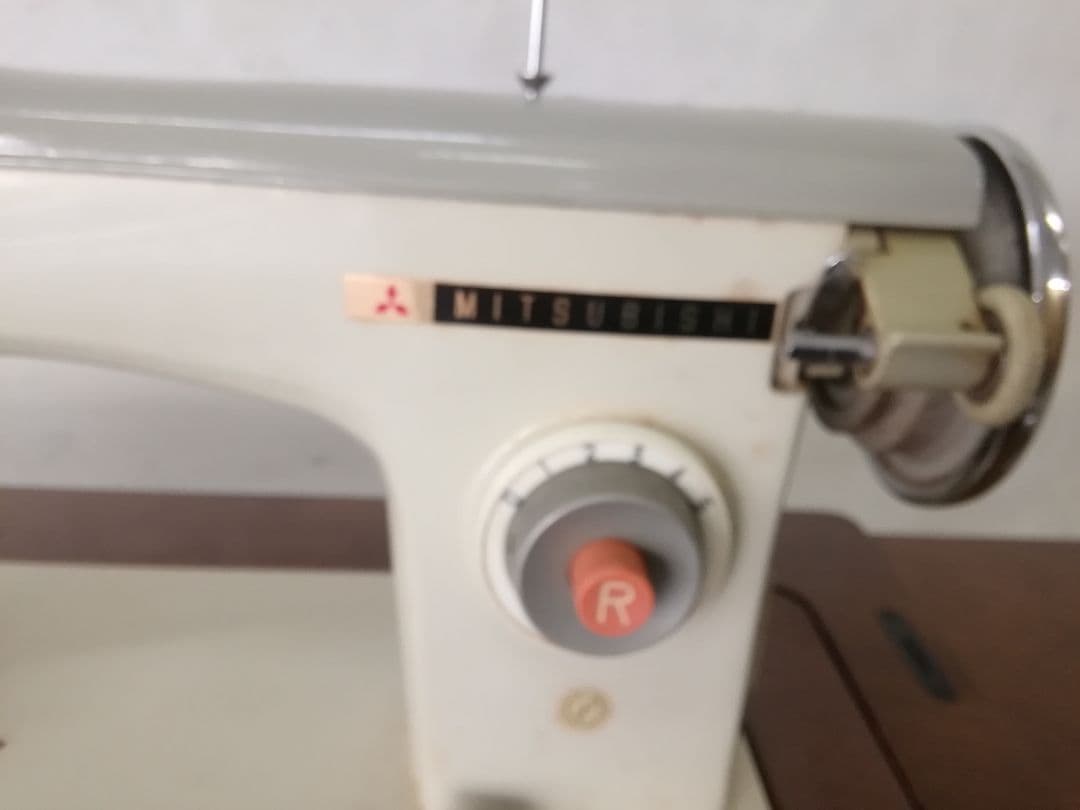足踏みミシン/MITSUBISHI　　 テーブルその他の木製の部分は新品同様、