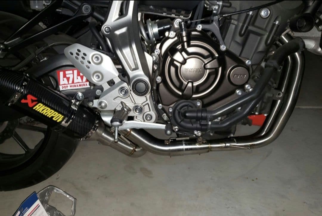 mt07 なんちゃってアクラポトグロマフラー