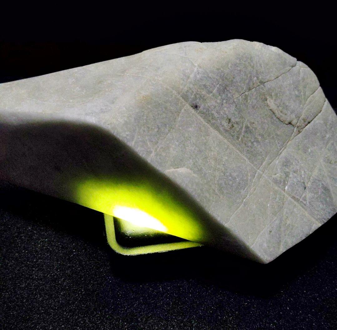 ★翡翠原石★糸魚川硬玉【小滝・転石・川ズレ・切り出し525ｇ】