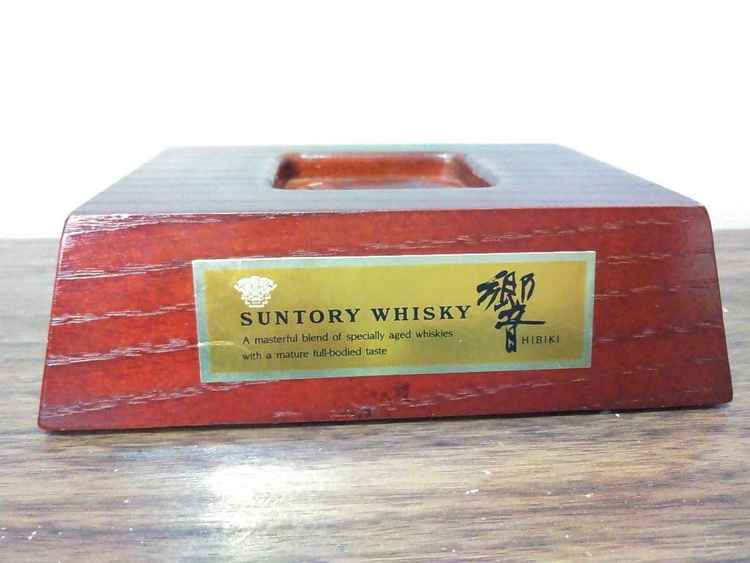 最安値【入手困難】サントリー 『響』 楽器ボトル リラギター型 台座付き