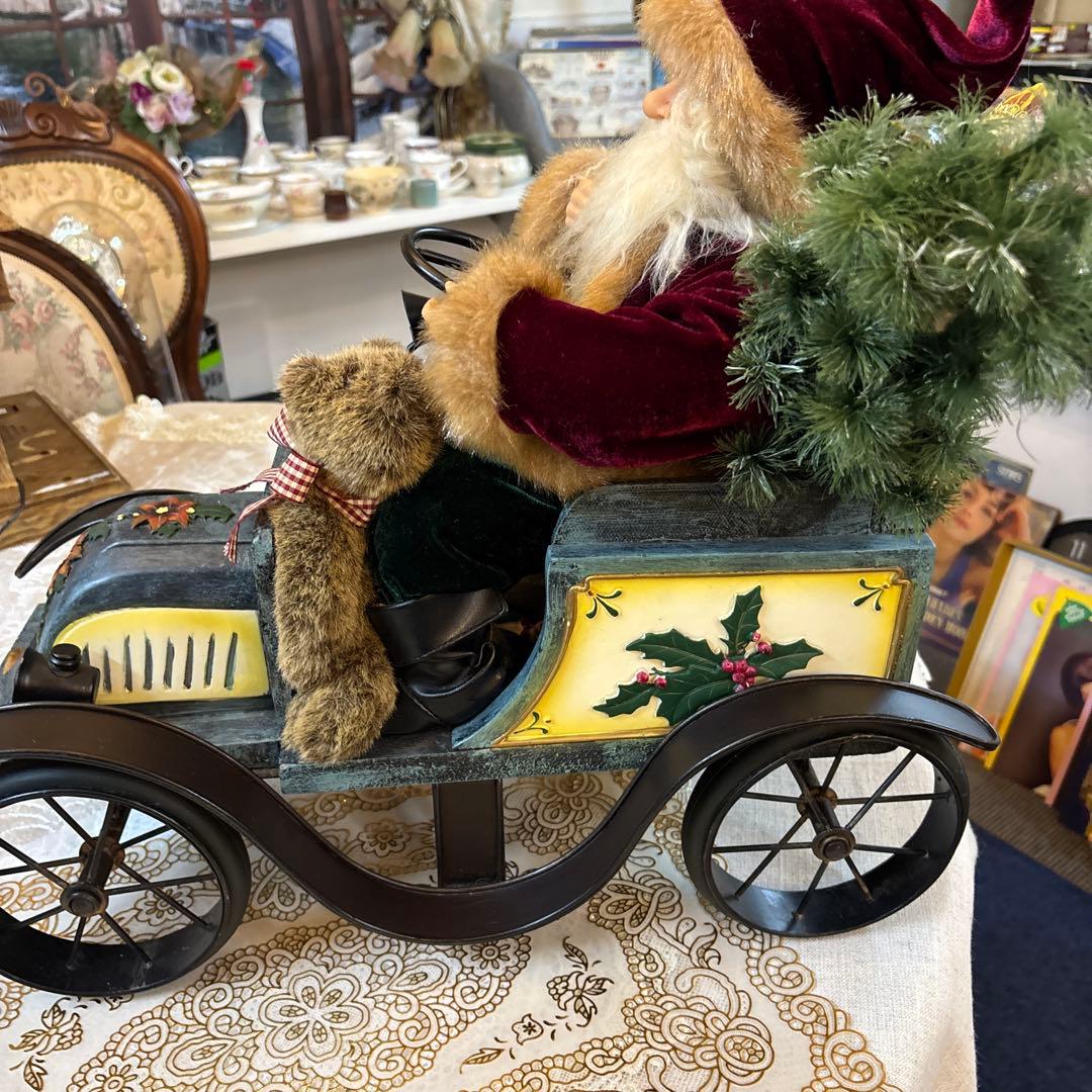 自動車に乗ったサンタさん