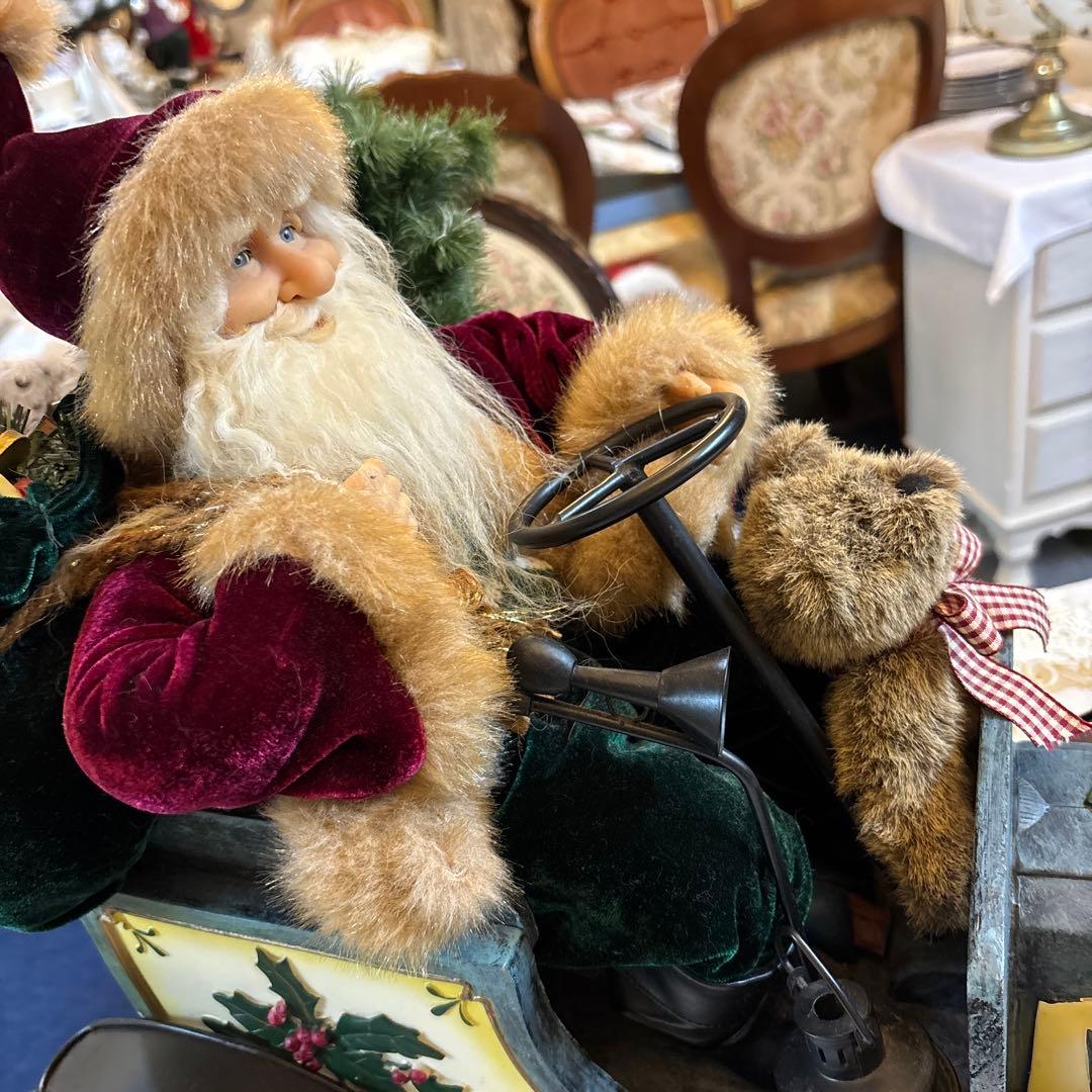 自動車に乗ったサンタさん