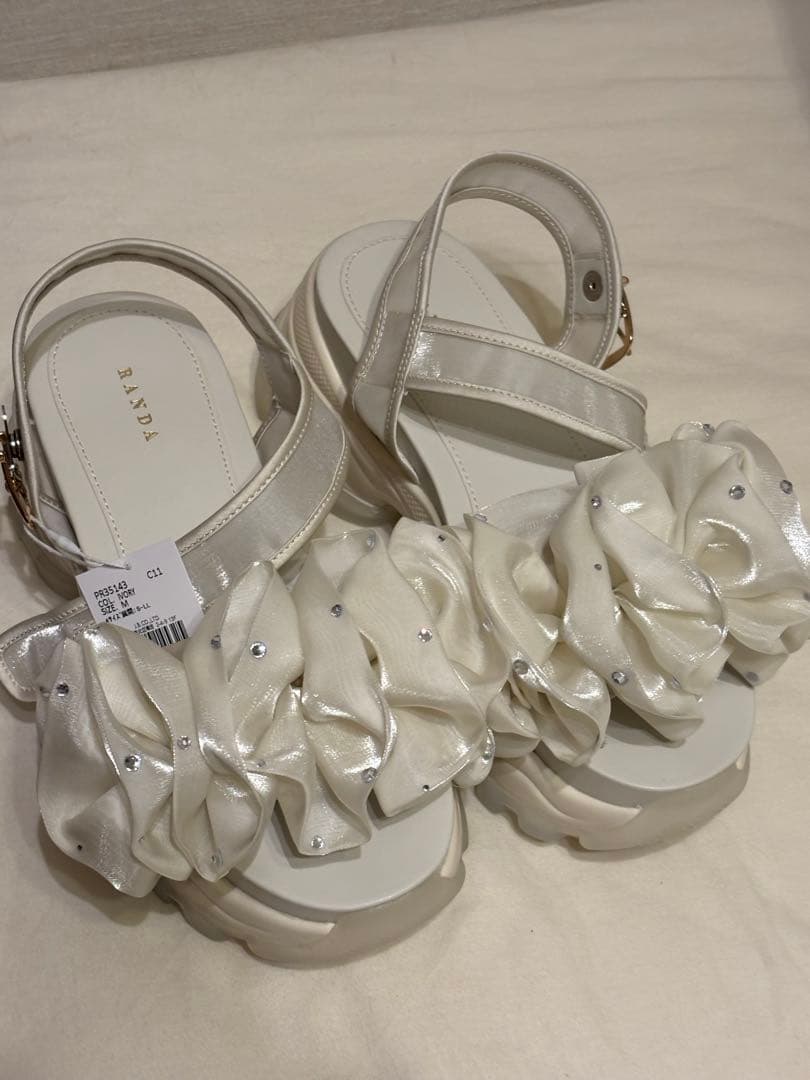 キティ RANDA ボリュームフリルスポーツサンダル アイボリー Mサイズ