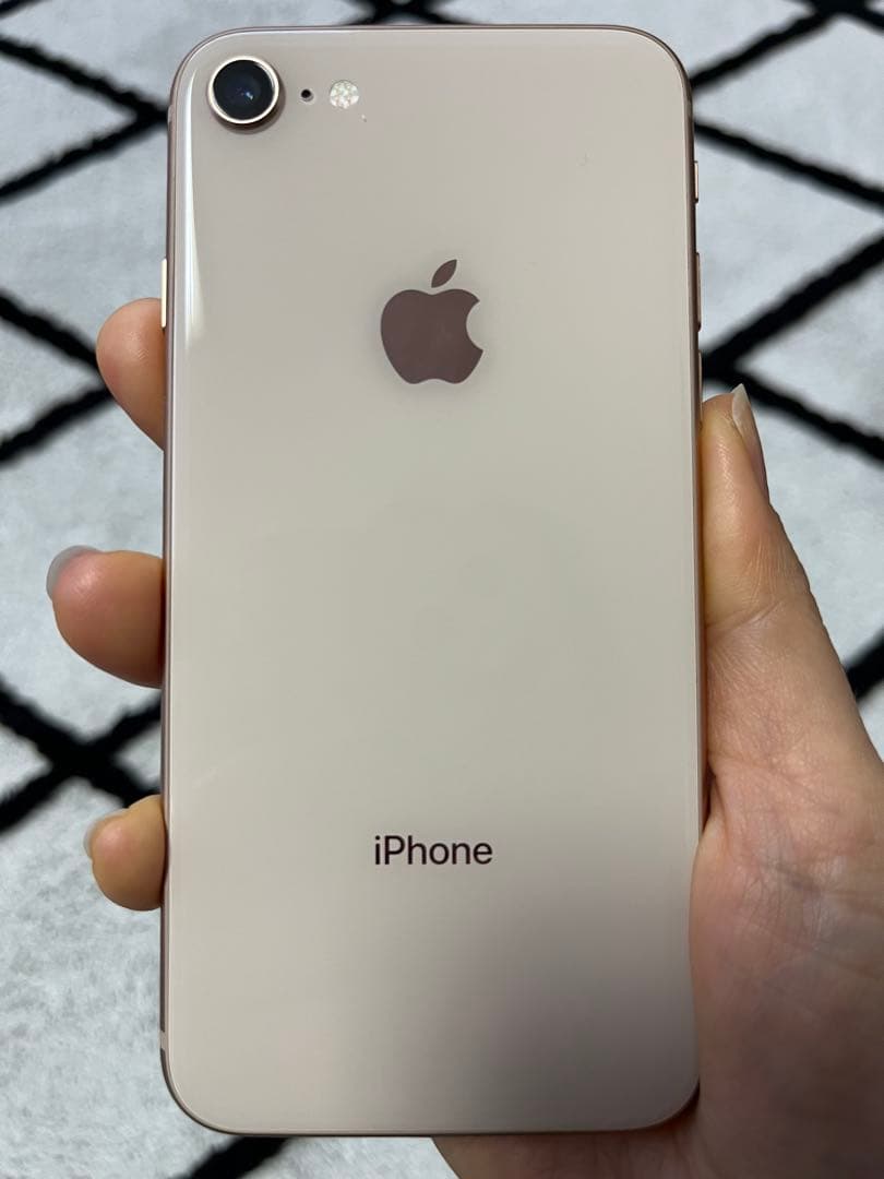 海外版 SIMフリー iPhone 8 64GB シャッター音無し
