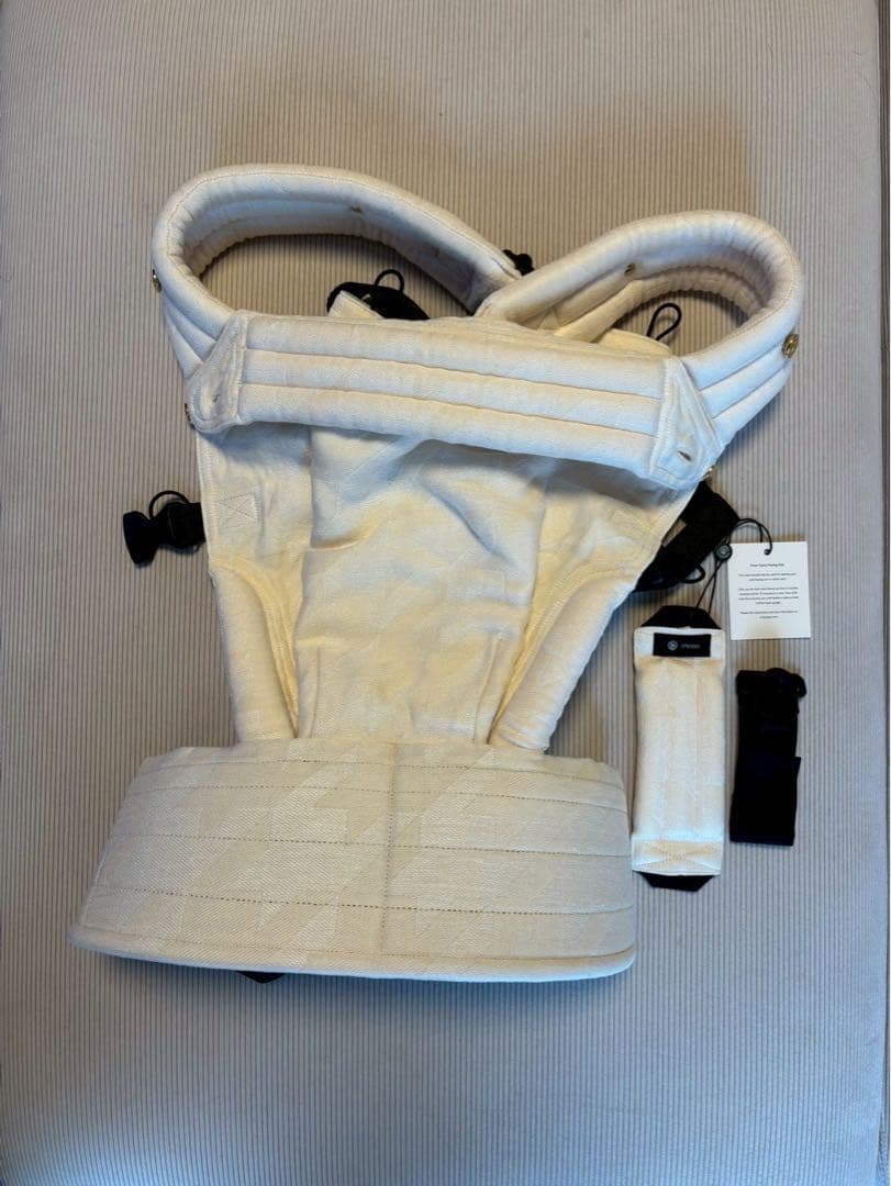 期間限定お値下げ【美品】アーティポッペ 抱っこ紐 ホワイト