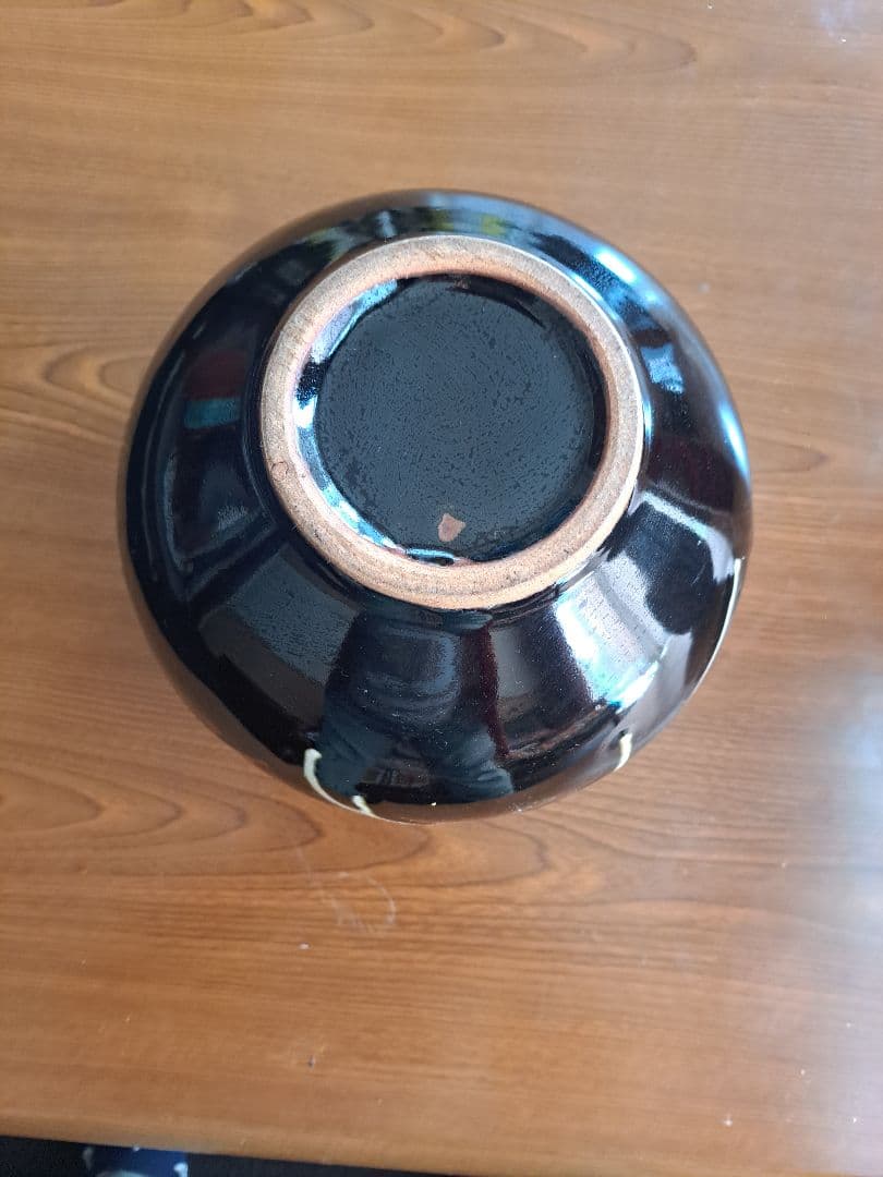 黒赤の自然模様陶器壺
