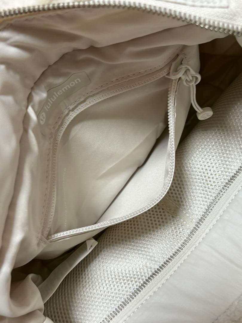 lululemon ホワイトもこもこバッグ