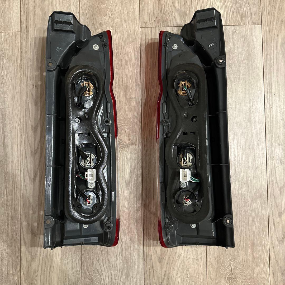 ハイエースS-GL200系純正テールランプ左右セット