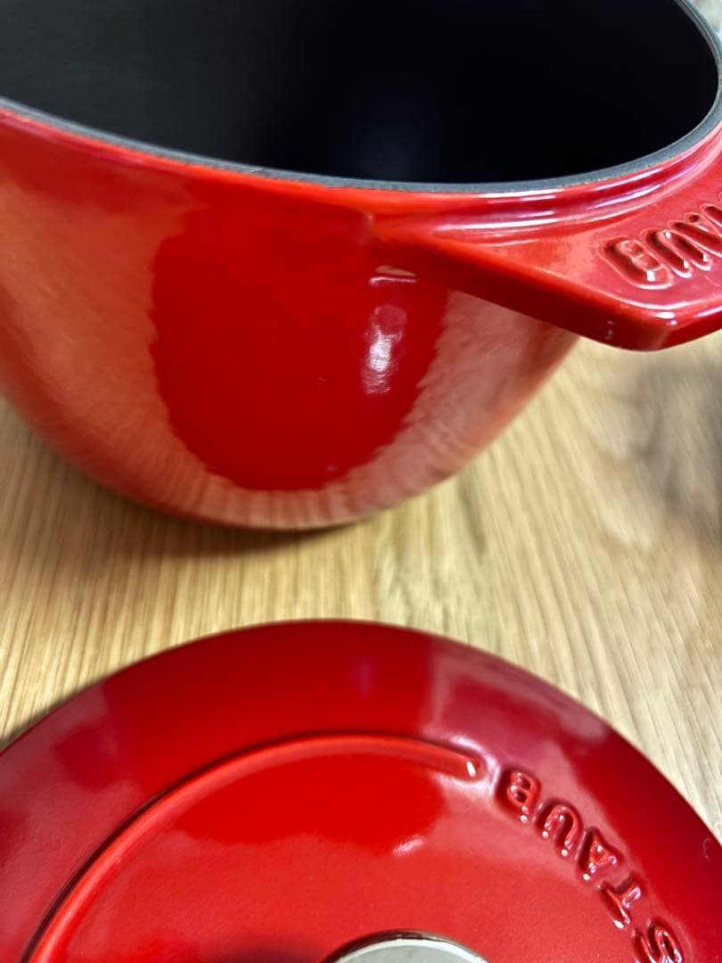 STAUB 丸型 赤 鋳鉄製両手鍋 蓋付き