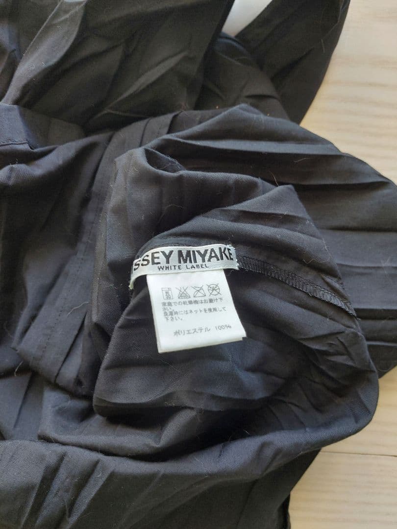 イッセイミヤケ プリーツのシャツ　ISSEY MIYAKE 黒地