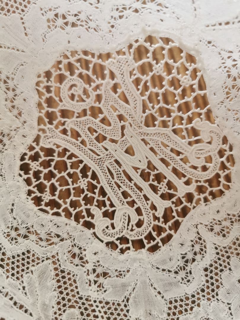 アンティーク ポワンドパリ 桜草 オーキッド イニシャルKＭ 鳥刺繍 ドイリー