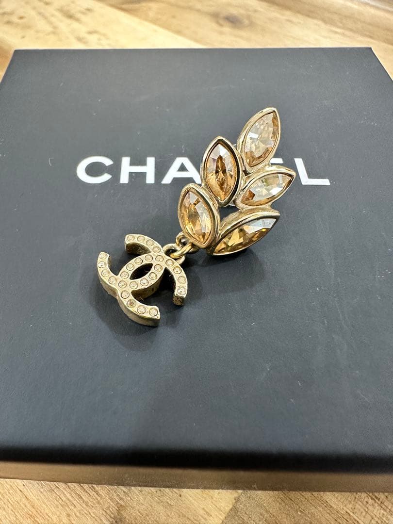 CHANEL ゴールドストーン 片耳ピアス　シャネル