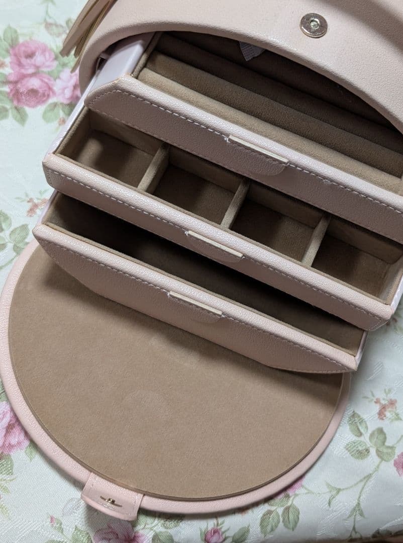 手描きの薔薇が素敵なアクセサリーBOX