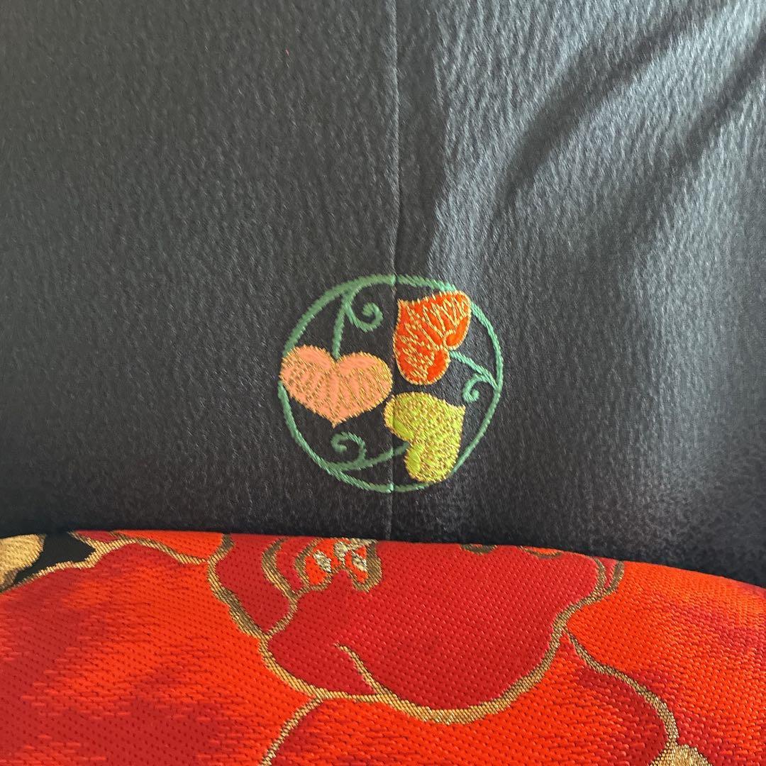 色無地　フルセット　着物　正絹　黒　比翼仕立て　帯で遊ぶ黒　粋　一つ紋刺繍　J5