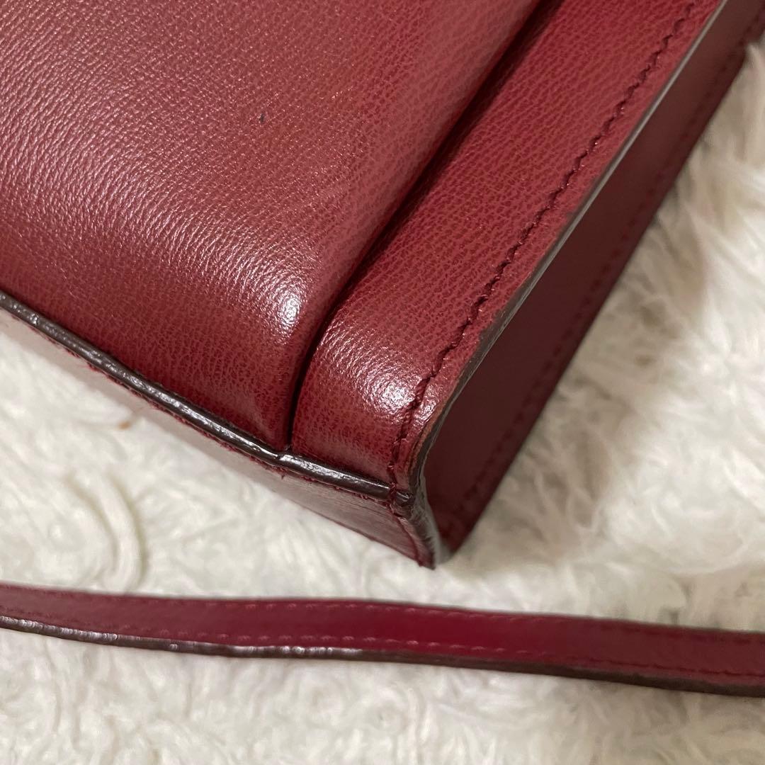 美品　フェラガモ　カメラバッグ　レッド　シルバー金具　ロゴ刻印　ショルダーバッグ