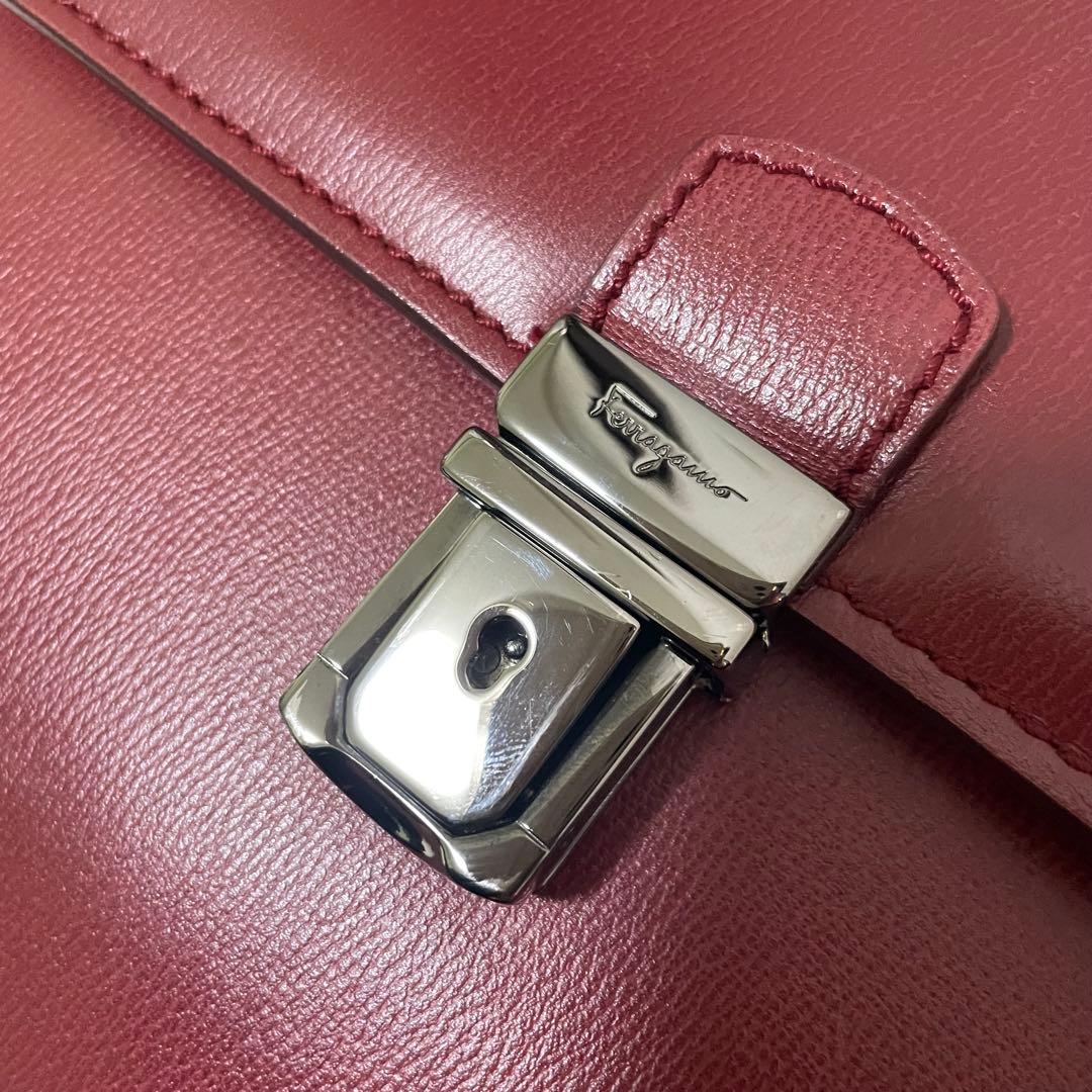 美品　フェラガモ　カメラバッグ　レッド　シルバー金具　ロゴ刻印　ショルダーバッグ