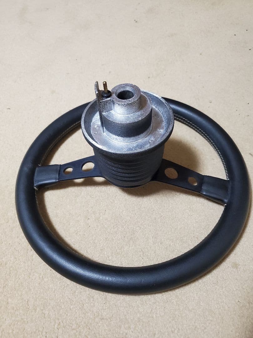 VOLVOボス付きMOMO ステアリングホイール