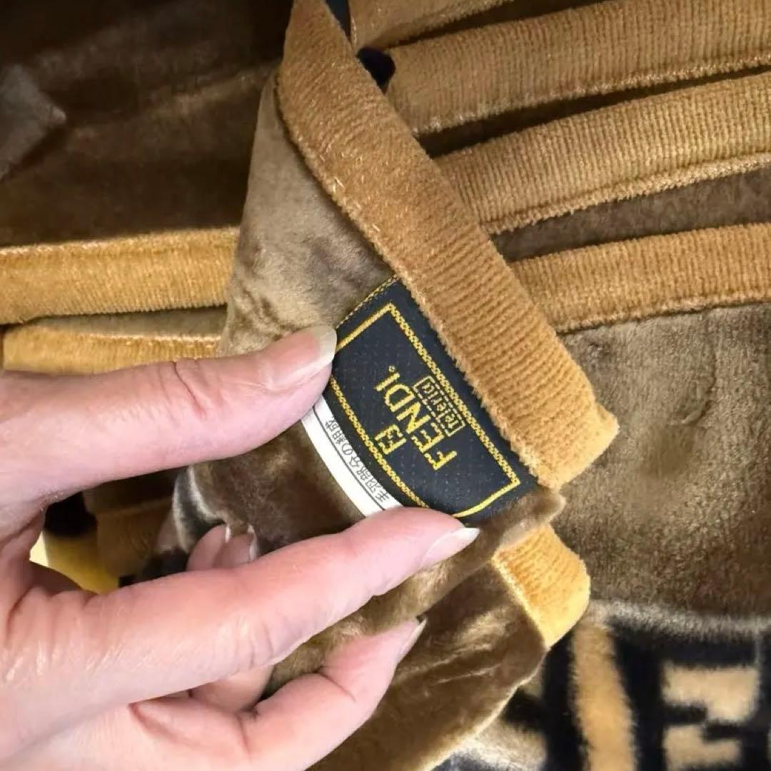 FENDI フェンディ　ハーフブランケット