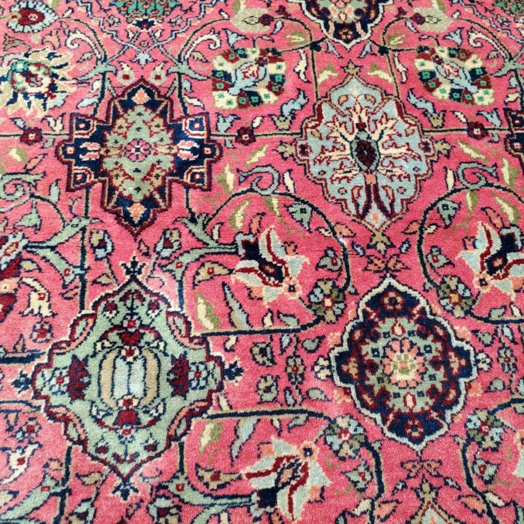 トルコ産　ハンドメイドウールカーペット（手織り）