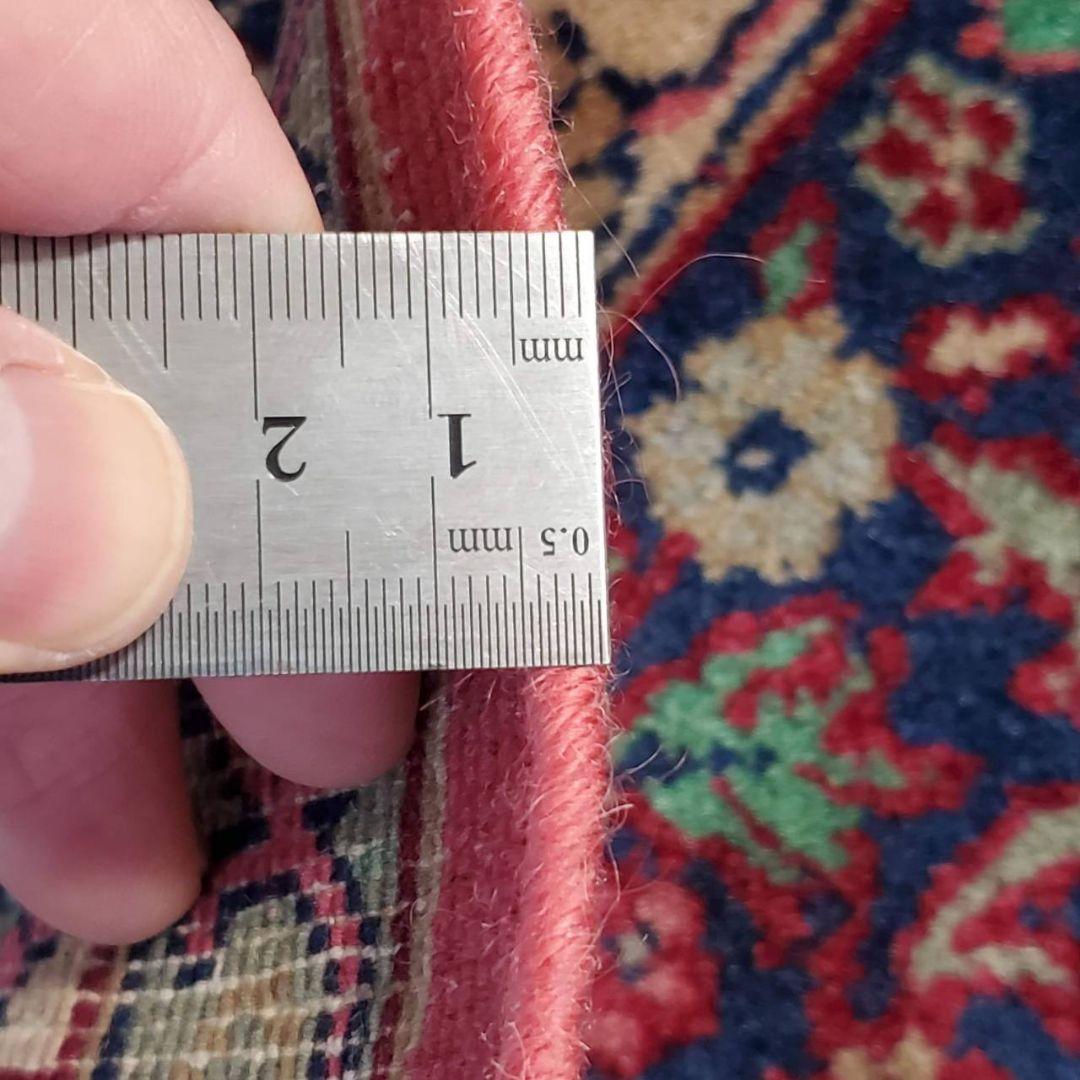 トルコ産　ハンドメイドウールカーペット（手織り）