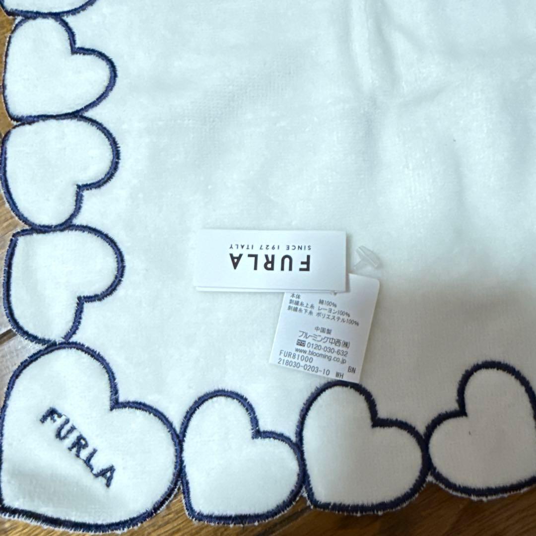 FURLA ハート型タオルハンカチ