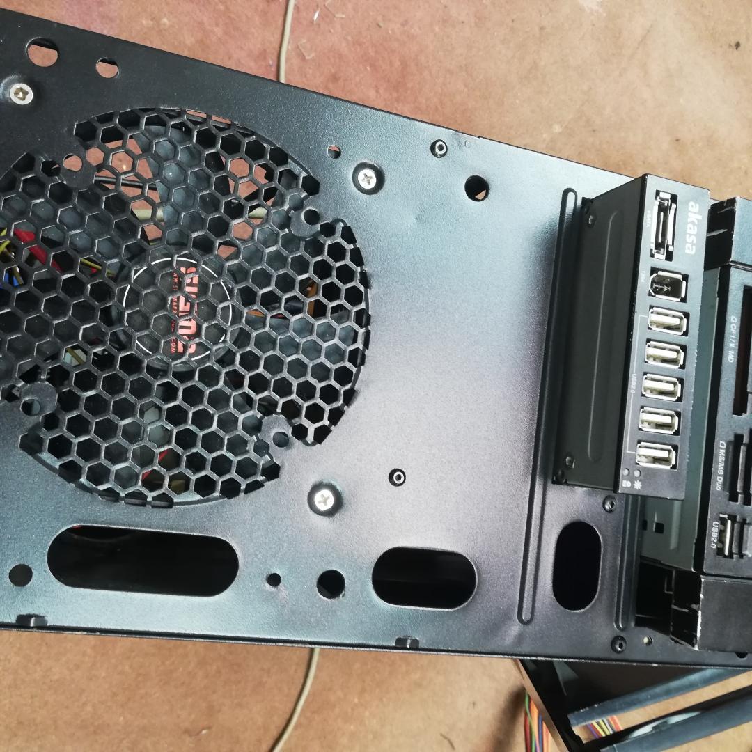 可愛らしいミニタワー筐体に、Core i5 4590 256SSD 8GB