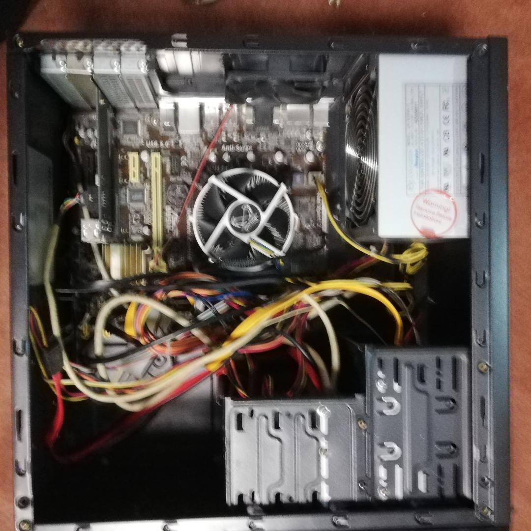 可愛らしいミニタワー筐体に、Core i5 4590 256SSD 8GB