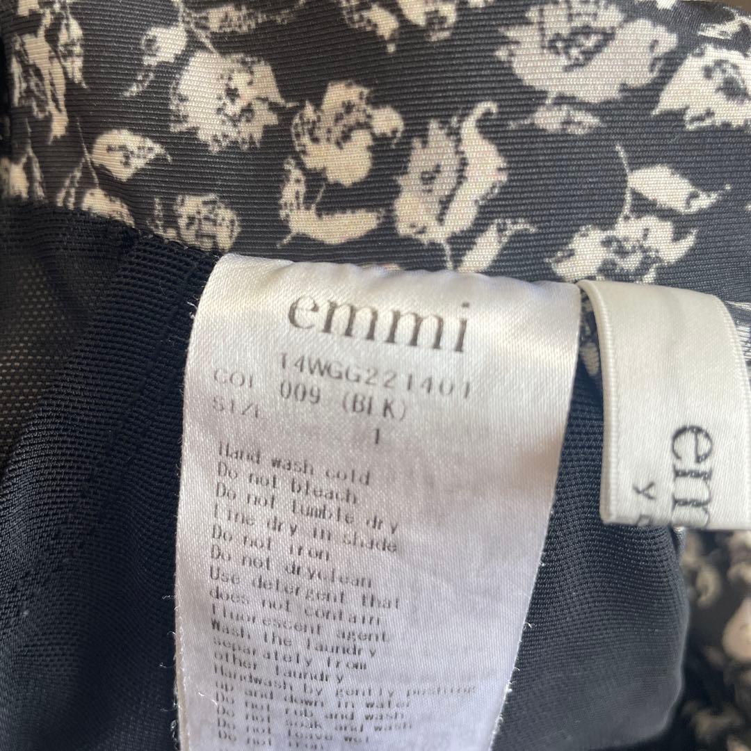 emmi花柄スポーツブラとレギンスセット