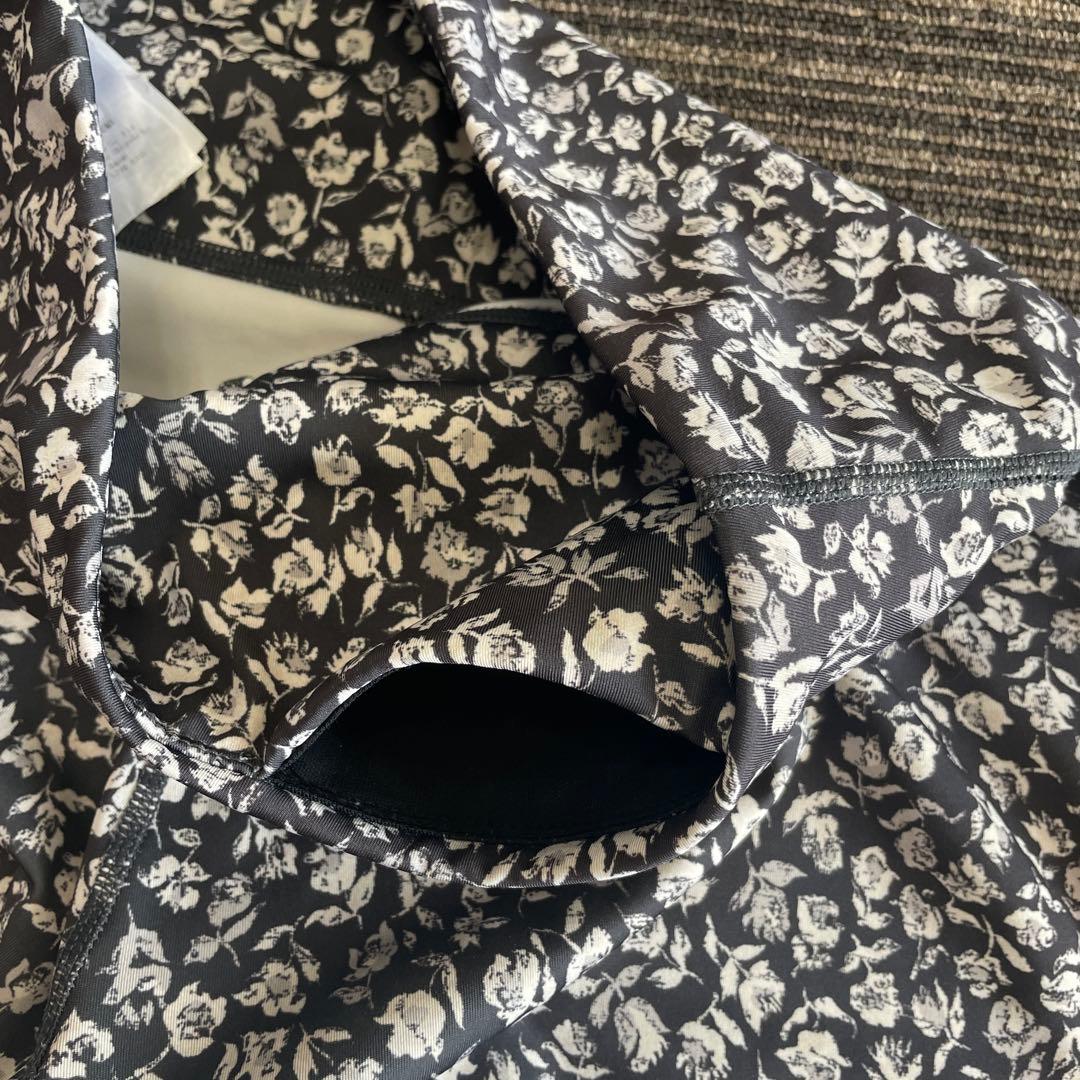 emmi花柄スポーツブラとレギンスセット