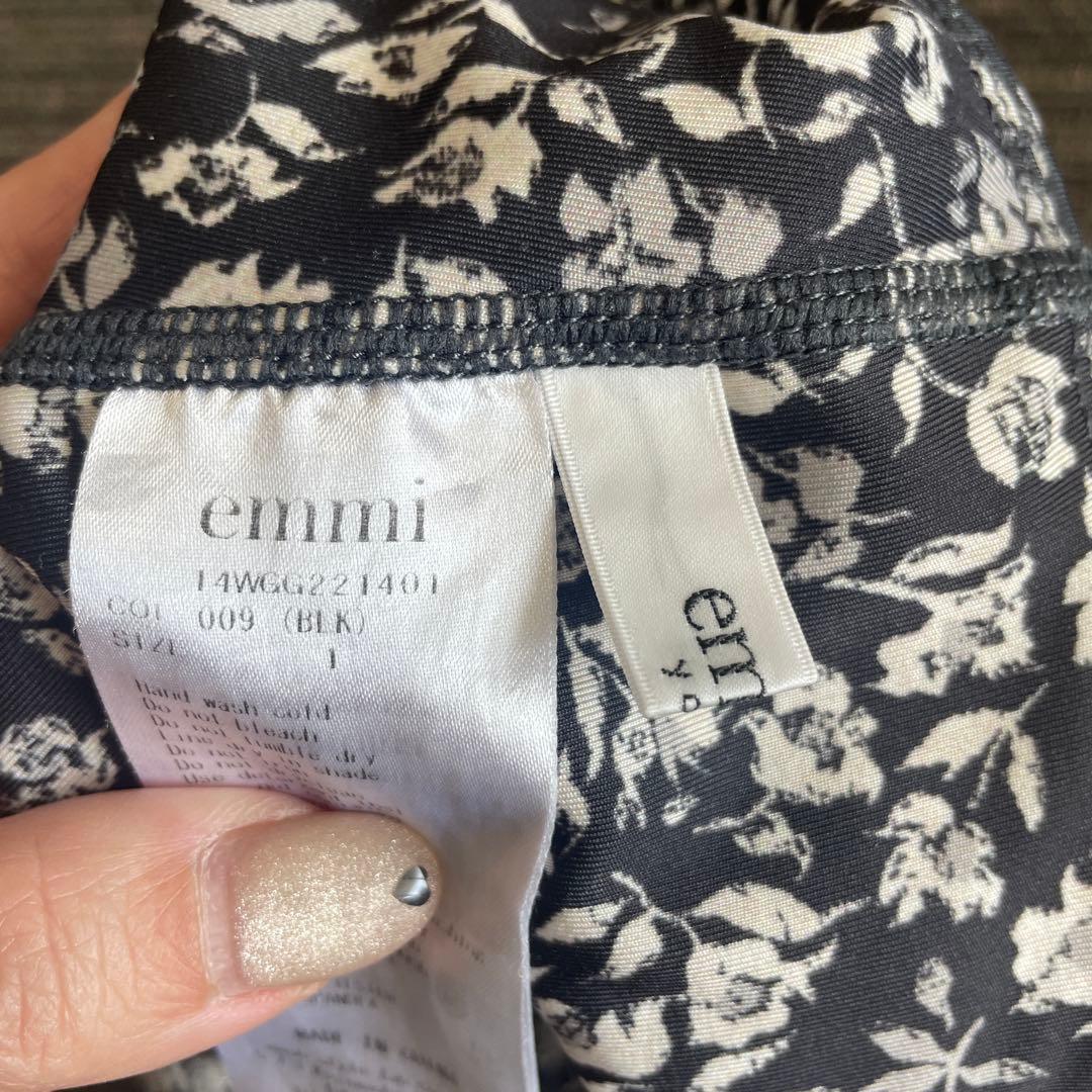 emmi花柄スポーツブラとレギンスセット