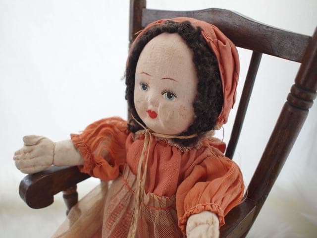 ＜イギリス　ヴィンテージ＞赤いドレスの女の子ドール