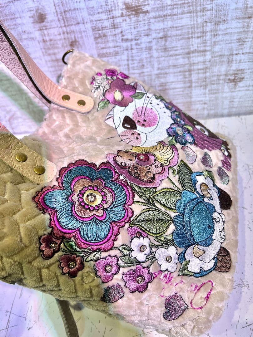 ロラライハリス♡ジグザグベージュファー生地♡刺繍の楕円底バッグ♡本革持ち手