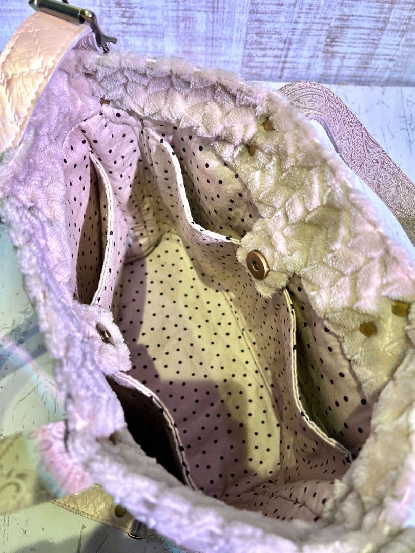 ロラライハリス♡ジグザグベージュファー生地♡刺繍の楕円底バッグ♡本革持ち手