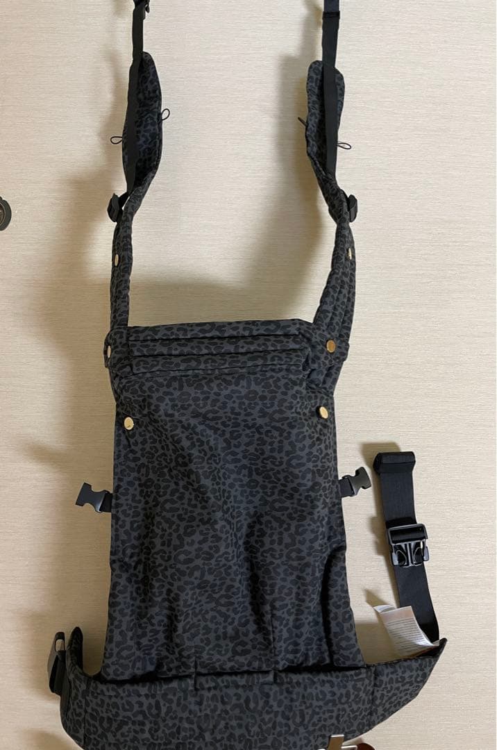 レオパード柄の抱っこ紐。エルゴノミック設計で、M字姿勢にも対応しています。