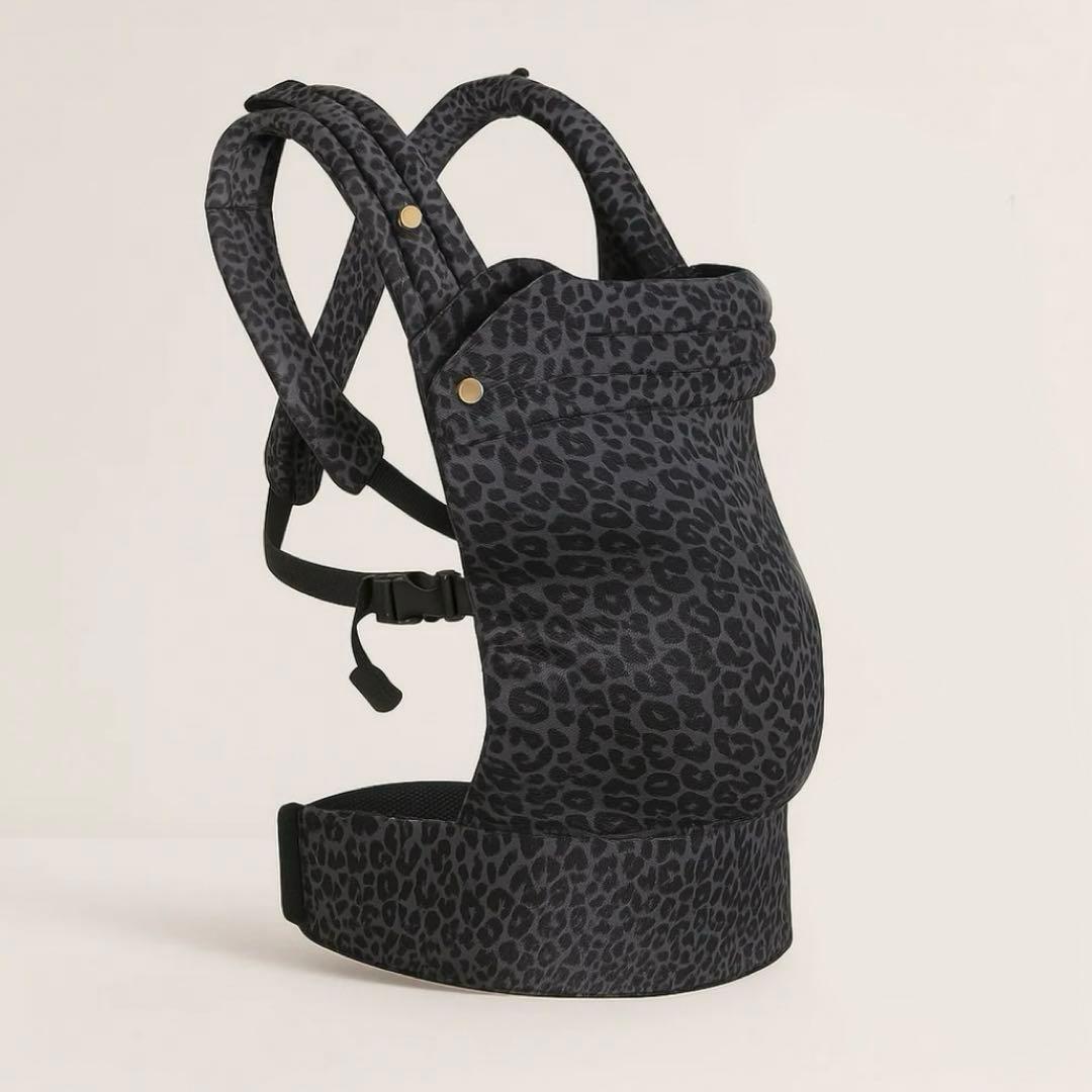 レオパード柄の抱っこ紐。エルゴノミック設計で、M字姿勢にも対応しています。