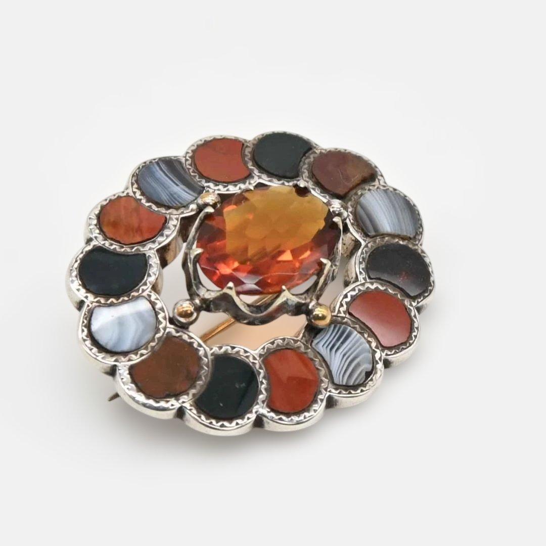 花型の銀製ブローチ　楕円形　スコティッシュ　s0079